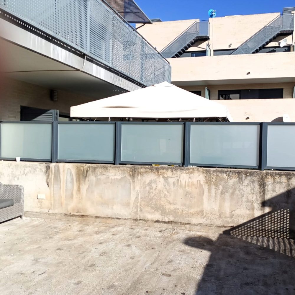 Separador de terrazas acristalado